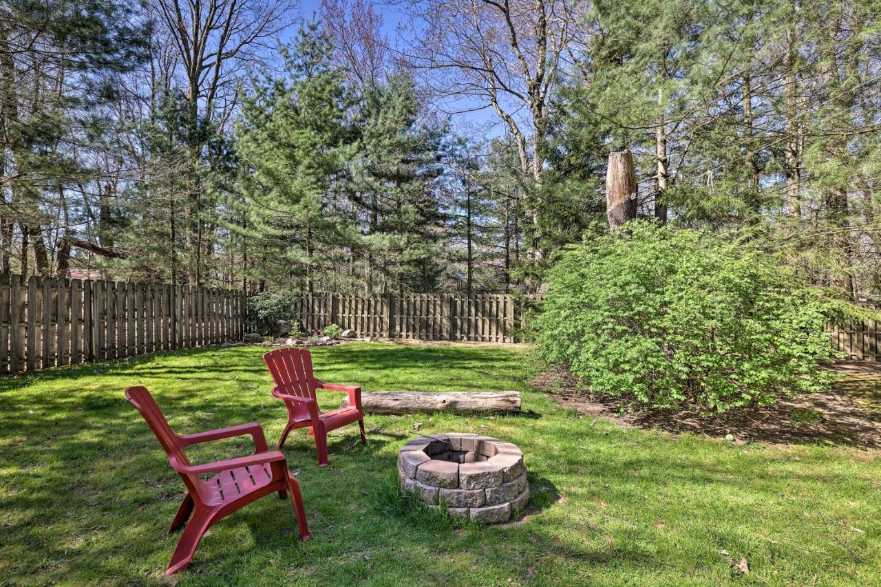 Pocono Mountain With Large Deck And Access! Holiday home Pocono Summit